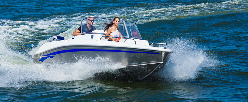 people with boating insurance operating their boat in the ocean